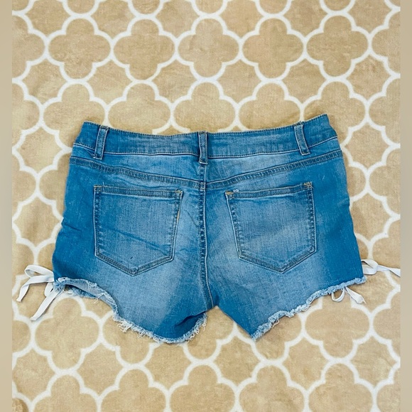 Super short denim shorts with lace up detail on the side - Picture 5 of 5